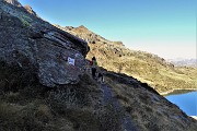 52 Sul sent. 216 dal Passo Laghi Gemelli verso il sent. 215 con vista sui Laghi Gemelli